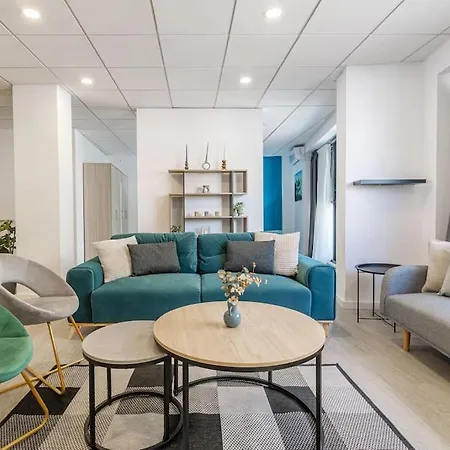 Maricool Minimal Spacious Downtown Loft