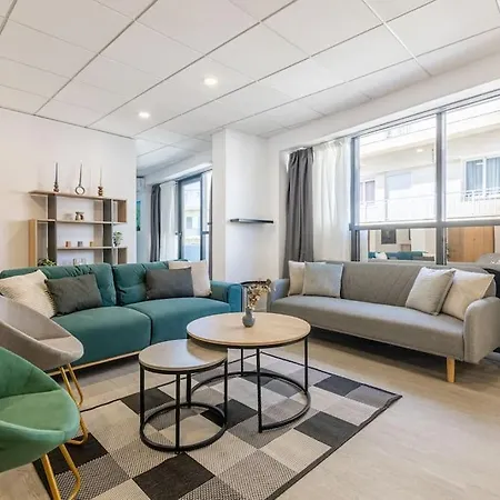 Maricool Minimal Spacious Downtown Loft